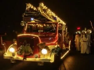 Weihnachtsmann kommt mit Feuerwehrleiterwagen