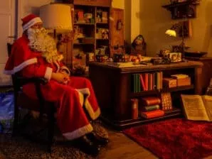 Weihnachtsmann in seiner Stube